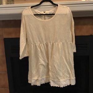Cream colored top with lace accent. 3/4 sleeves.